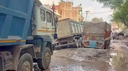 खागा: धाता थाने के सामने गड्ढे में फंसे दो ट्रकों ने लगाया भीषण जाम, 10 घंटे से लोग परेशान, सैकड़ों वाहन फंसे