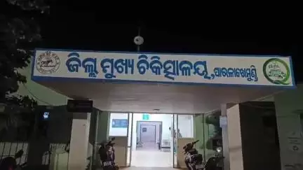 ପାରଳାଖେମୁଣ୍ଡି: ବିକ୍ରମ ଛକ ଠାରେ ବାଇକ ରୁ ପଡ଼ି ଯୁବକ ଆହାତ।