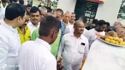 टेटिया बम्बर: विधायक ने देवघरा के पास खेल मैदान का उद्घाटन किया, दो टीमों के बीच मैत्री मैच खेला गया