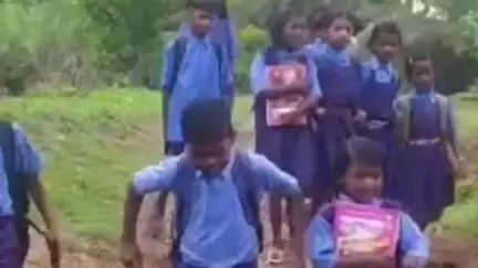हलफनी नदी के बोधन घाट में जलस्तर बढ़ने के कारण स्कूली बच्चों को स्कूल जाने में हो रही परेशानी