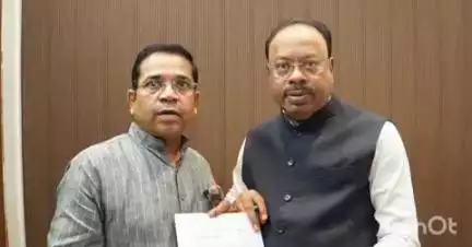 औसा: महसूल मंत्री बावनकुळेना आ.पवारांनी वाटणी दस्त नोंदणीसाठी लागणाऱ्या टोच नकाशाचा समावेश करण्यासाठी मुंबई येथे दिले निवेदन