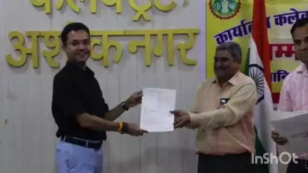 अशोक नगर: कलेक्ट्रेट में कलेक्टर ने जून 2025 में सेवानिवृत्त हुए शासकीय सेवकों को सम्मानित किया
