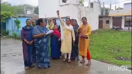 विदिशा नगर: RMP नगर फेस 1 में महिलाओं ने मोबाइल टावर लगाने का किया विरोध, दूसरी जगह टावर लगाने की बात मंजूर