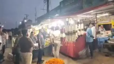 మెదక్: రోడ్లను ఆక్రమించి ప్రజలకు ఇబ్బంది కలిగిస్తే చట్టప్రకారం చర్యలు తీసుకుంటాము : సిఐ వెంకట్ రాజా గౌడ్, ఎస్సై బాలరాజు
