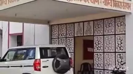 निघासन: टैबलेट न मिलने पर छात्रा ने डीएम व सीएम पोर्टल पर की शिकायत, निघासन कस्बे के एक कॉलेज प्रबंधन पर लगाए गंभीर आरोप