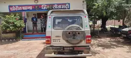 पुपरी: चोरौत थाना पुलिस ने झटियाही चौक के पास एक बोलेरो से नेपाली सौफी शराब की 1260 बोतलें बरामद की