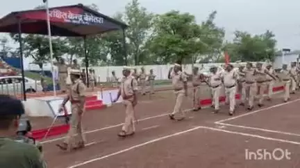 नवागढ़: बेमेतरा के पुलिस रक्षित केंद्र में दुर्ग रेंज के आइजी रामगोपाल गर्ग ने पुलिस जवानों के लिए जनरल परेड आयोजित की