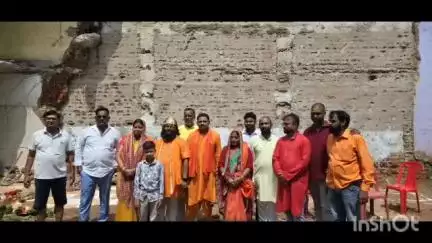 सिसई: भदौली कुदरा दुर्गा मंदिर के जर्जर भवन को तोड़कर नवनिर्माण के लिए गणमान्य लोगों की उपस्थिति में हुआ शिलान्यास