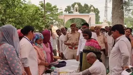 लूनकरनसर: पंडित दीनदयाल उपाध्याय अंत्योदय संबल पखवाड़ा- जिला कलेक्टर ने धीरेरां और हंसेरा शिविर का किया निरीक्षण