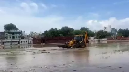 दलौदा: कालाखेत स्कूल परिसर में जल भराव से तालाब जैसा दृश्य, DM के निर्देश पर पानी की निकासी की गई