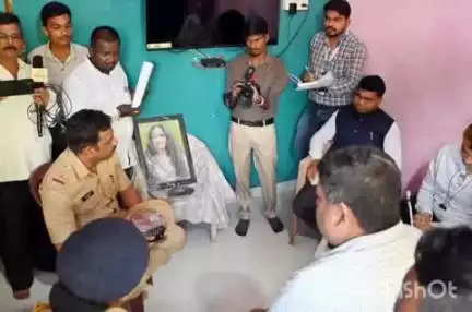 चंद्रपूर: अनुसूचित जाती जमाती आयोगाचे उपाध्यक्ष धर्मपाल मेश्राम यांची चोरा येथील मृतक मुलीच्या घरी भेट