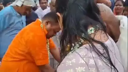 কাঁথি ১: প্রথামেনে রাস্তায় ঝাড়ু দিয়ে আজ কাঁথিতে মহাপ্রভুর জগন্নাথদেবের রথের দড়িতে টান দিয়ে রথযাত্রার সূচনা করেন সাংসদ