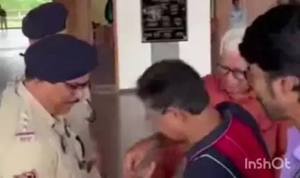 सावंतवाडी: टर्मिनस दहा वर्षे रेंगाळल्यामुळे साखर वाटत "गांधीगिरी" च्या माध्यमातून सावंतवाडीत कोकण रेल्वे प्रवासी संघटनेचे आंदोलन