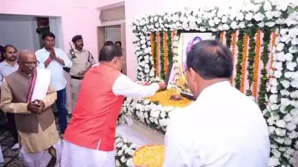 पत्थलगांव: मुख्यमंत्री विष्णु देव साय ने विधायक गोमती साय के मायके पहुंचकर उनकी स्वर्गीय माता को अर्पित की विनम्र श्रद्धांजलि