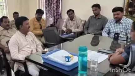 चंद्रपूर: वारंवार विद्युत पुरवठा खंडित होत असल्याने अनिल डोंगरे यांची चंद्रपूर येथील विद्युत अभियंता यांच्याशी बैठक