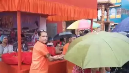 দেশপ্রাণ: বিরোধী দলনেতার উদ্যোগে কাঁথির দুটি স্থানে আজ পুরীর জগন্নাথ দেবের প্রসাদ বিতরণ করা হলো