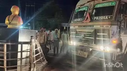 कुरूद: भखारा के अटल चौक में ट्रक ने रेलिंग को ठोकर मारकर किया क्षतिग्रस्त, नगर पंचायत अध्यक्ष ने बाईपास बनाने की मांग की