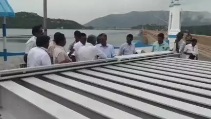 மேட்டூர்: மேட்டூர் அணையில் உள்ள  மதகுகள் பராமரிப்பு பணி தீவிரம் .
ஐஐடி பேராசிரியர் நேரில் ஆய்வு