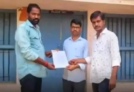 ఎల్లారెడ్డి: ఎల్లారెడ్డిలో నిబంధనలు పాటించని ప్రైవేటు పాఠశాలలపై చర్యలు తీసుకోవాలని కోరిన బీసీ విద్యార్థి సంఘం నాయకులు