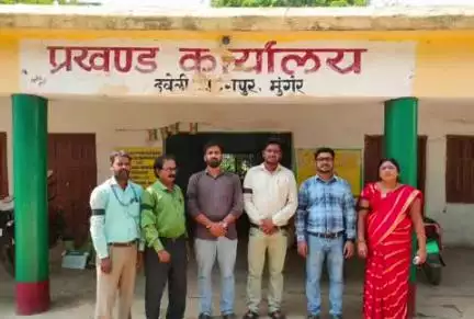 खड़गपुर: बिहार: प्रखंड कार्यालय पर अनुसचिवीय कर्मचारी संघ का विरोध प्रदर्शन, काली पट्टी बांधकर जताया विरोध
