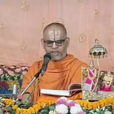 दावथ: परमानपुर गांव के चतुर्मास व्रत स्थल पर जीयर स्वामी का भव्य कथा प्रवचन चल रहा है