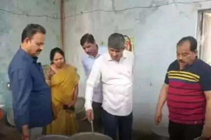 మాచారెడ్డి: మాచారెడ్డి లో ప్రభుత్వ పాఠశాలలో మధ్యాహ్న భోజనాన్ని ఆకస్మికంగా తనిఖీ చేసిన జిల్లా అడిషనల్ కలెక్టర్ చందర్ నాయక్