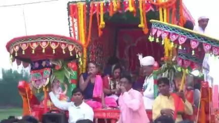 जशपुर: दोकड़ा में निकली भव्य रथयात्रा, मुख्यमंत्री विष्णुदेव साय ने निभाई गजपति महाराजा की परंपरागत भूमिका