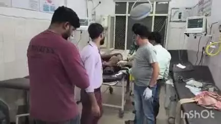 कासगंज: नगला हंसी में डष्ठोन में हुई हर्ष फायरिंग, गोली लगने से 2 लोग गंभीर रूप से घायल