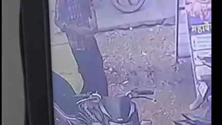 सतना बस स्टैंड स्थित बैंक के बाहर से दिनदहाड़े बाइक चोरी, सीसीटीवी में कैद हुई घटना, पुलिस जांच में जुटी