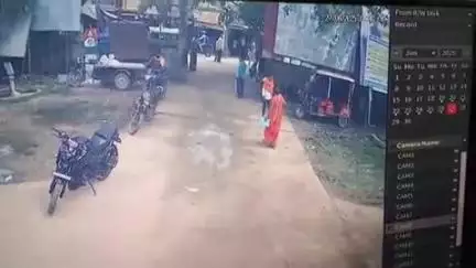 खड़गपुर: प्रखंड कार्यालय परिसर से पत्रकार की बाइक चोरी, सीसीटीवी में चोर कैद