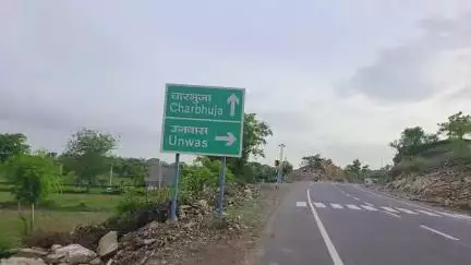 नाथद्वारा: नाथद्वार चारभुजा हाईवे पर 'पढ़े-लिखे' इंजीनियरों की लापरवाही, गलत दिशा दिखाते साइन बोर्ड से राहगीर परेशान