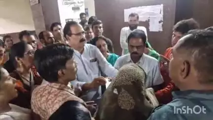 उज्जैन ग्रामीण: नगर निगम के बाहर मकान न मिलने से नाराज़ लोगों का प्रदर्शन, ज्ञापन सौंपा