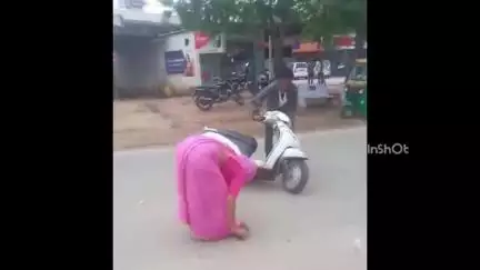 વડગામ: પીલુચા ગામે એક મહિલા એકટીવા ચાલકને ચપ્પલ વડે  માર મારતો વિડીયો સોશિયલ મીડિયામાં વાયરલ થયો