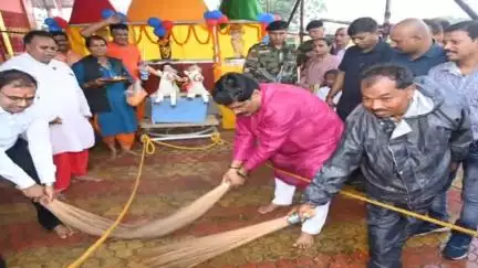 गोमिया: ललपनिया में भगवान जगन्नाथ की रथयात्रा में शामिल हुए मंत्री, झाड़ू लगाकर खींची रथ की रस्सी