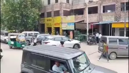जोधपुर: जोधपुर यातायात पुलिस ने नो पार्किंग जॉन में खड़ी गाड़ियों के चालान काटे, पुलिस कर्मचारियों ने स्कैन किया