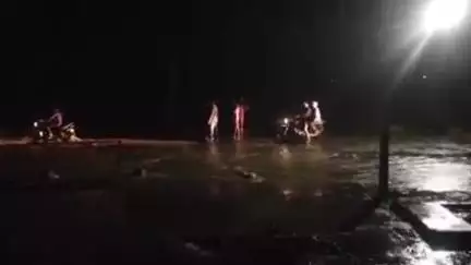 खंडवा: मूंदी में बारिश से उफान पर नदी-नाले, लोग जान जोखिम में डालकर नदी पार करने को मजबूर