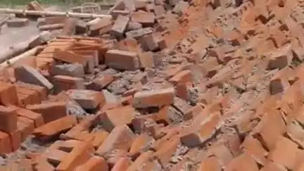 रानीगंज: आमापुर बेर्रा गांव में खड़ंजे पर लगी ईट को उखाड़ने से मना करने पर नाराज दबंगों ने मुर्गी फार्म की दीवार ढहा दी