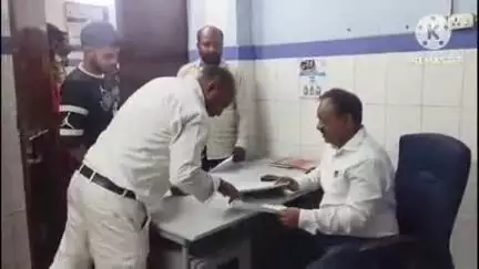 बक्सर: सदर अस्पताल के इमरजेंसी वार्ड में रात को डॉक्टर नहीं मिलने से मरीज़ परेशान, सिविल सर्जन ने स्वयं किया इलाज