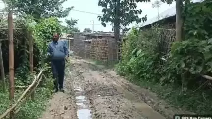 कुमारखंड: टिकुलिया वार्ड 13 स्थित माल पहाड़ी टोला जाने वाली मुख्य सड़क का बीडीओ ने किया जायजा