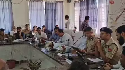 गोवर्धन: गुरु पूर्णिमा मेले को लेकर मंडलायुक्त ने गोवर्धन में संबंधित कर्मचारियों के साथ की बैठक, दिए दिशा निर्देश