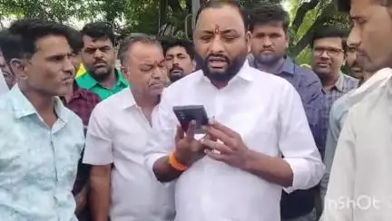 गंगापूर: गवळी शिवरा लासूर स्टेशन रस्ता निकृष्ट दर्जा बाबत ग्रामस्थांनी अधिकाऱ्याला विचारला जाब#jansamasya