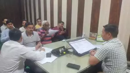 शाहाबाद: कृषि अधिकारी कुलदीप सिंह ने अपने कार्यालय में किसानों से मुखातिब होकर कहा, धान की रोपाई के लिए खाद की कीमत नहीं होगी