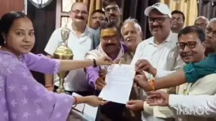 देेेवरिया: उत्तर प्रदेशीय प्राथमिक शिक्षक संघ ने विद्यालयों के मर्जर के विरोध में बीएसए को सौंपा ज्ञापन