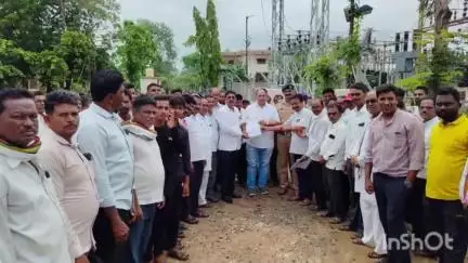 चंद्रपूर: चिमूर तालुक्यातील अनेक गावांचा वीज पुरवठा खंडित, शेतकऱ्यांचे हाल, काँग्रेस तर्फे उपविभागीय अभियंता यांना निवेदन