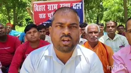 मधवापुर: साहरघाट में बिहार ग्राम रक्षा दल के प्रदेश सचिव ने प्रेस को अपनी मांगों को लेकर संबोधित किया