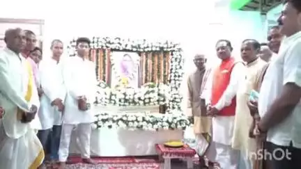 जशपुर: CM विष्णुदेव साय ने विधायक श्रीमती गोमती साय के मायके पहुंचकर उनकी स्वर्गीय माता को अर्पित की विनम्र श्रद्धांजलि