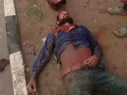 राजातालाब: मोहनसराय में तेज रफ्तार बाइक डिवाइडर से टकराई, बाइक चालक 10 फीट ऊपर उछलकर गंभीर रूप से घायल हुआ