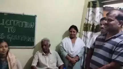ରାୟଗଡା: ସର୍ବ ଭାରତୀୟ ନିଟ ପରୀକ୍ଷାରେ ପଦ୍ମପୁର ବ୍ଲକର ରାଡୁ ଗ୍ରାମର ଝିଅ ବି ଗୌତମୀଙ୍କ ସଫଳତା ପରେ ନିଜ ଗ୍ରାମରେ ପରିବାର ପକ୍ଷରୁ ସମ୍ବର୍ଦନା ଜ୍ଞାପନ