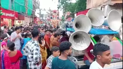 সিউড়ি ১: সিউড়ি শহরের একাধিক রথ দেখতে সিউড়ির মসজিদ মরে উপচে পড়া ভিড় দর্শনার্থীদের, ভিড় সামলাতে উপস্থিত পুলিশ