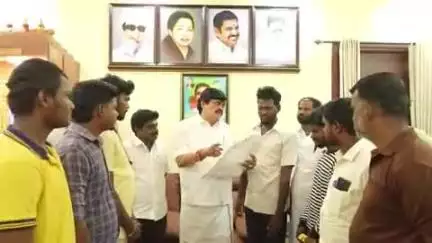 விருதுநகர்: திருத்தங்களில் முன்னாள் அமைச்சர் இல்லத்தில் கிரிக்கெட் போட்டி நடத்துவதற்காக 30,000 நிதி உதவி வழங்கிய முன்னாள் அமைச்சர்